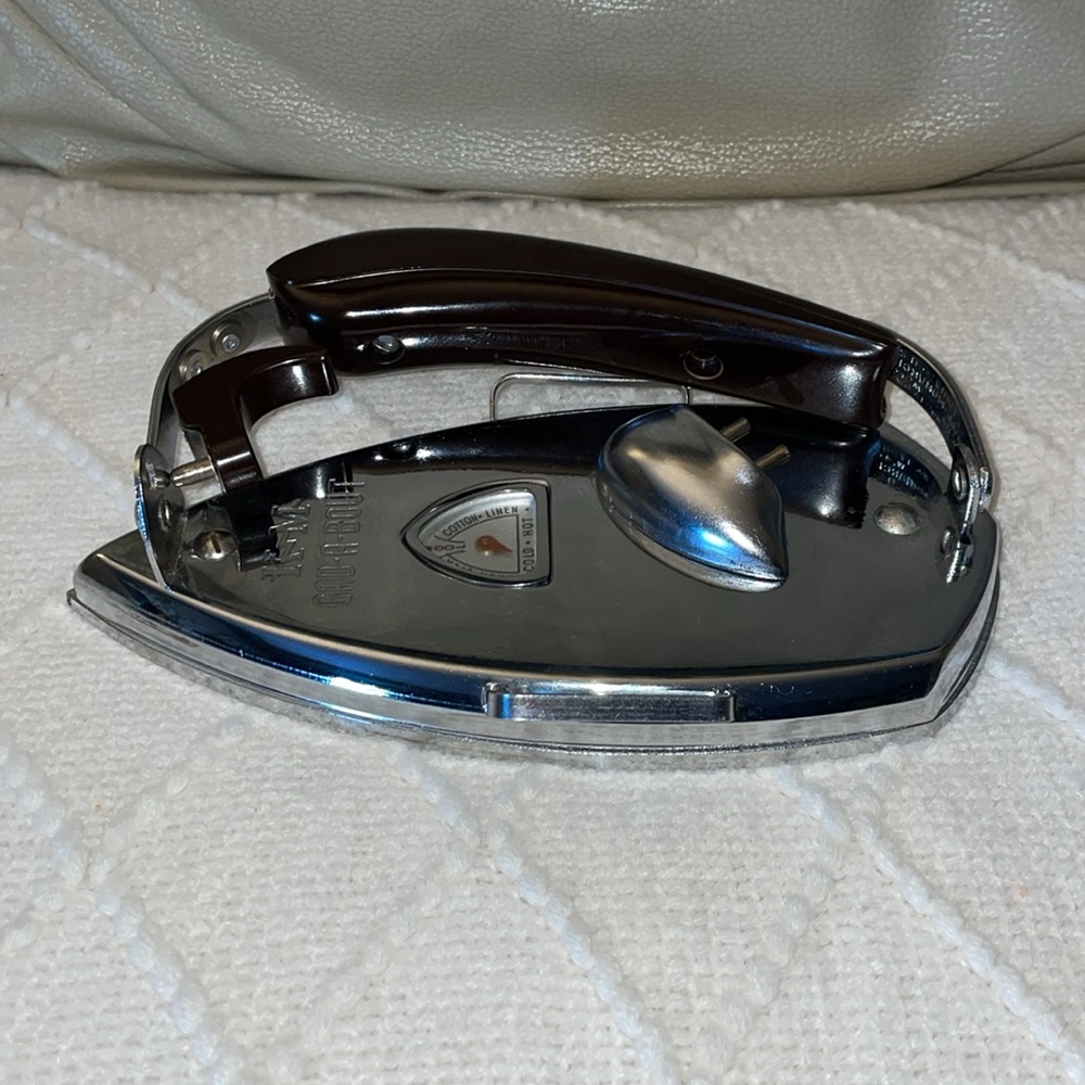 Vintage Knapp-Monarch “Gad-A-Bout” Travel Iron. - Picture 13 of 15